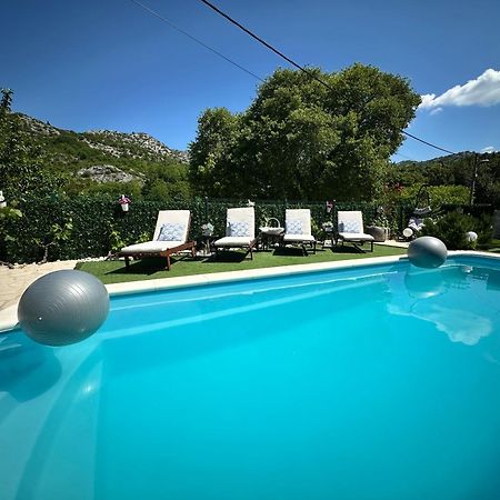 Villa Ivona With Swimming Pool And Jacuzzi Oslje المظهر الخارجي الصورة