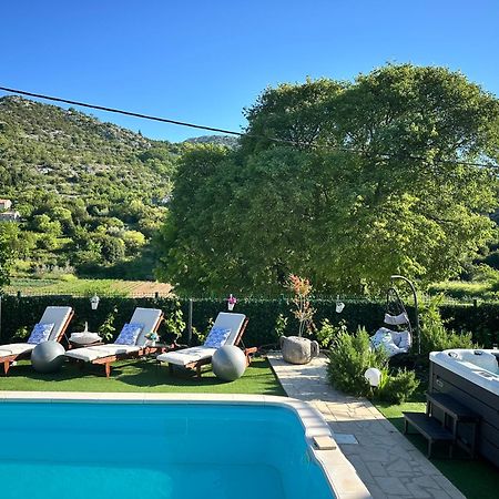 Villa Ivona With Swimming Pool And Jacuzzi Oslje المظهر الخارجي الصورة