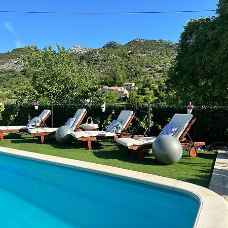 Villa Ivona With Swimming Pool And Jacuzzi Oslje المظهر الخارجي الصورة