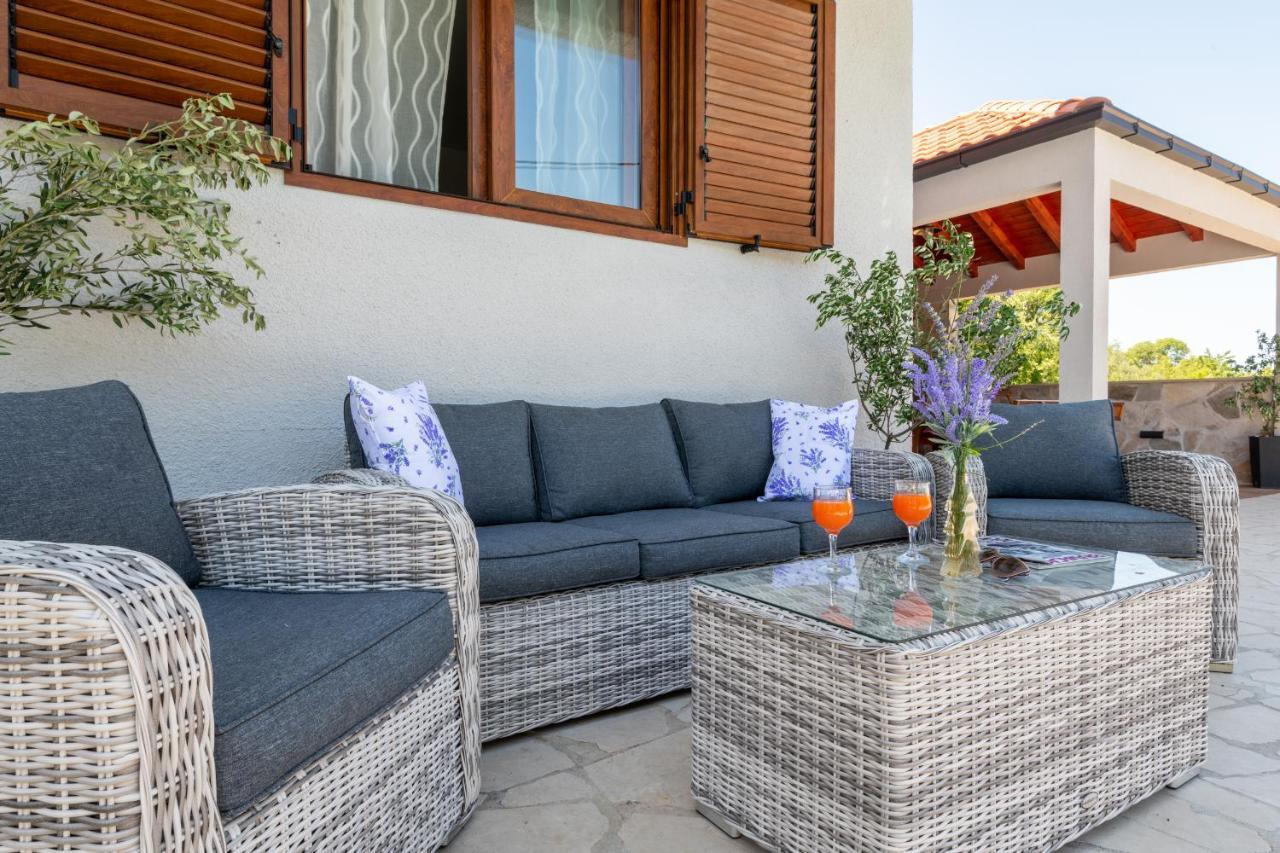 Villa Ivona With Swimming Pool And Jacuzzi Oslje المظهر الخارجي الصورة