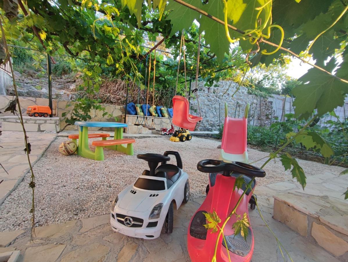 Villa Ivona With Swimming Pool And Jacuzzi Oslje المظهر الخارجي الصورة