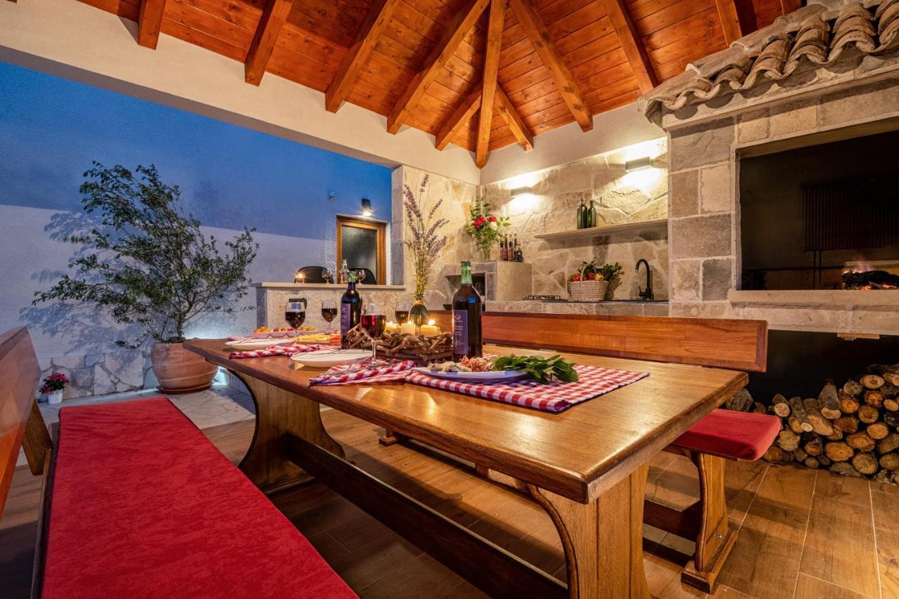 Villa Ivona With Swimming Pool And Jacuzzi Oslje المظهر الخارجي الصورة
