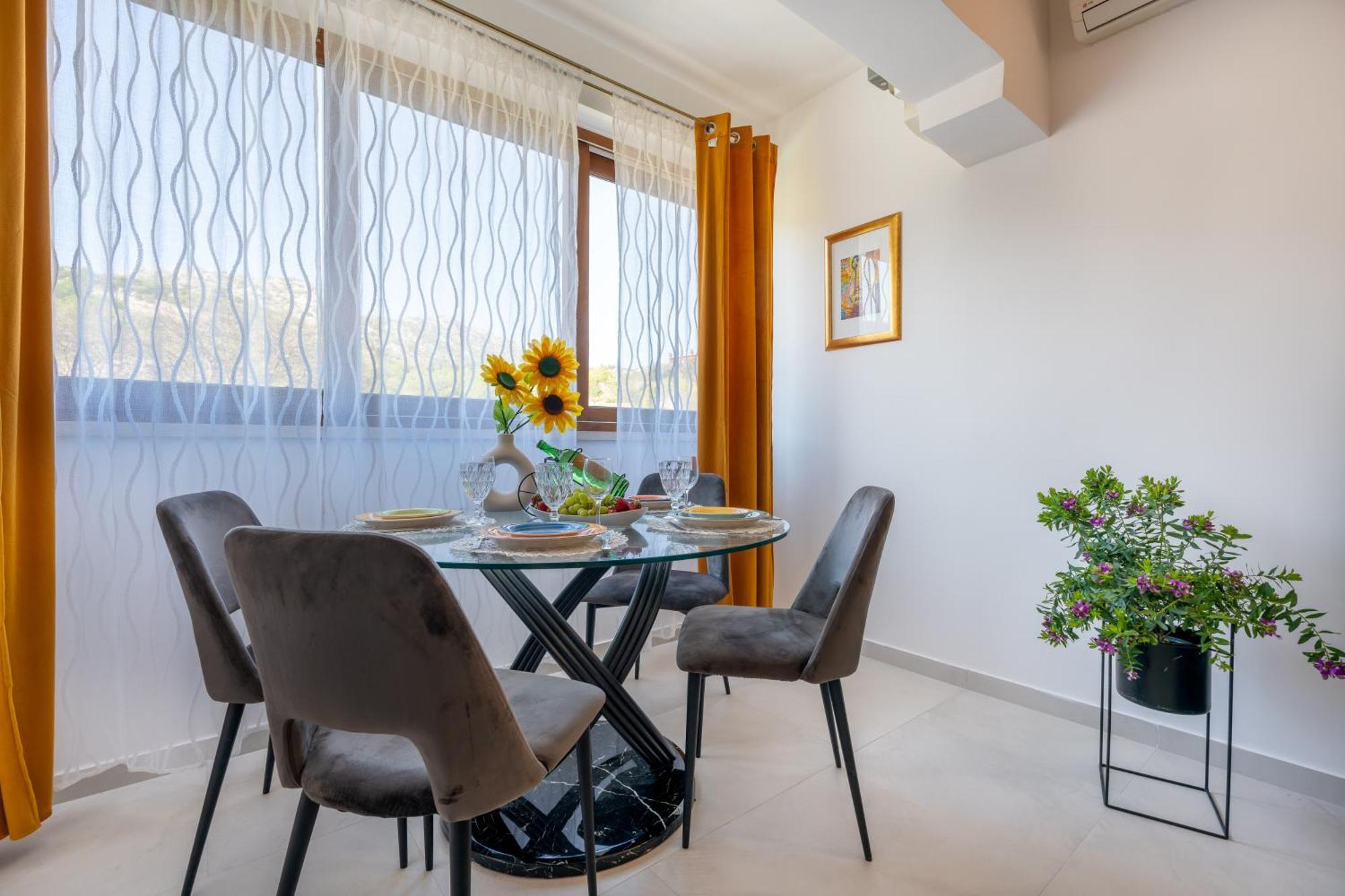 Villa Ivona With Swimming Pool And Jacuzzi Oslje المظهر الخارجي الصورة