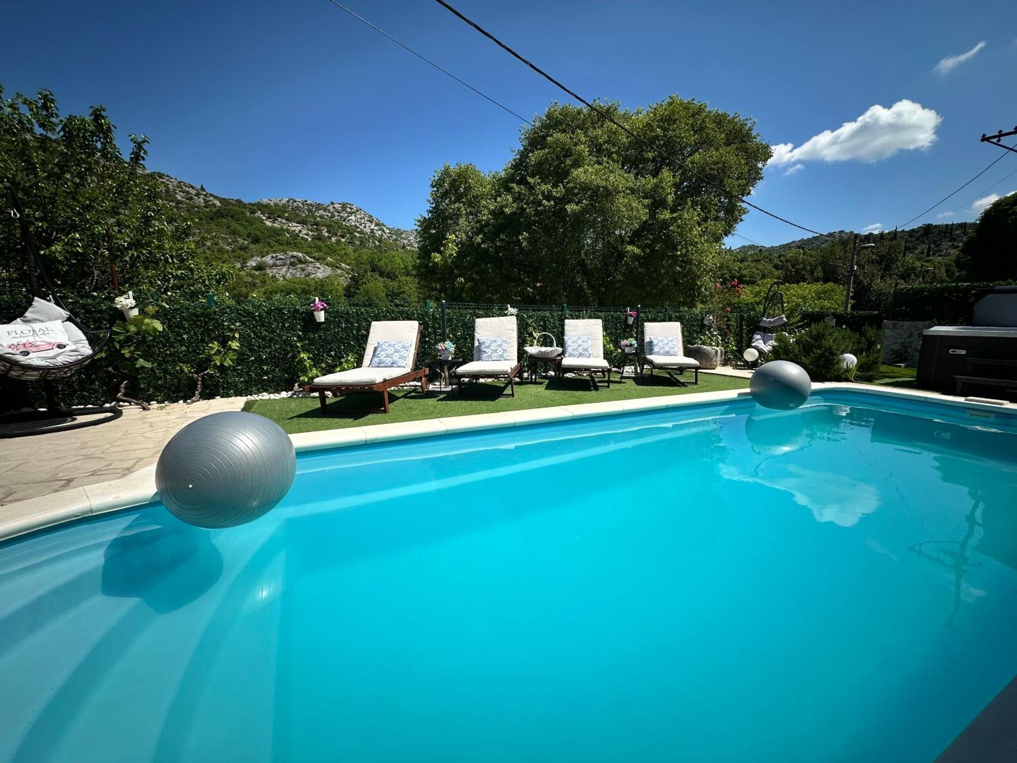 Villa Ivona With Swimming Pool And Jacuzzi Oslje المظهر الخارجي الصورة