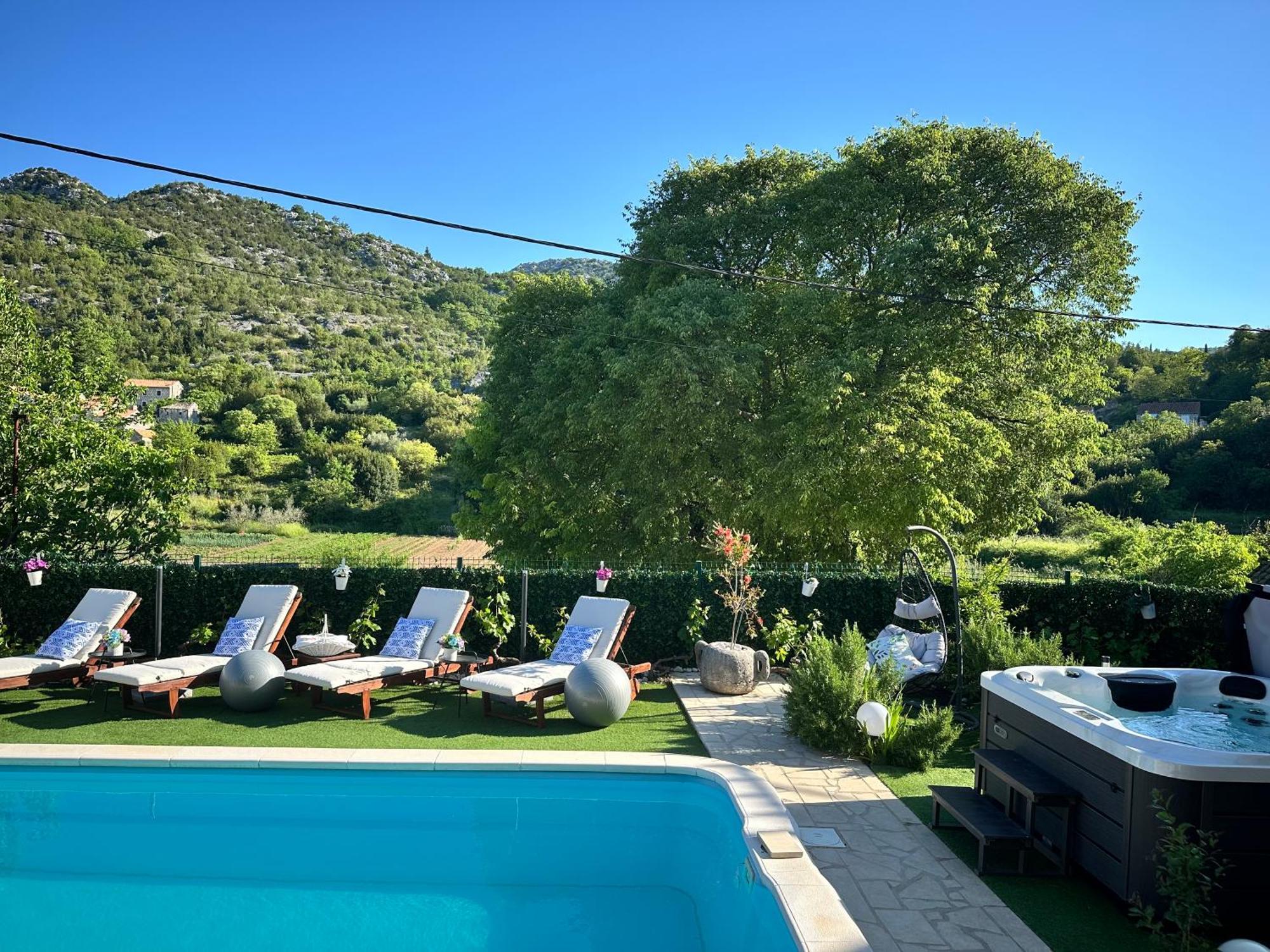 Villa Ivona With Swimming Pool And Jacuzzi Oslje المظهر الخارجي الصورة