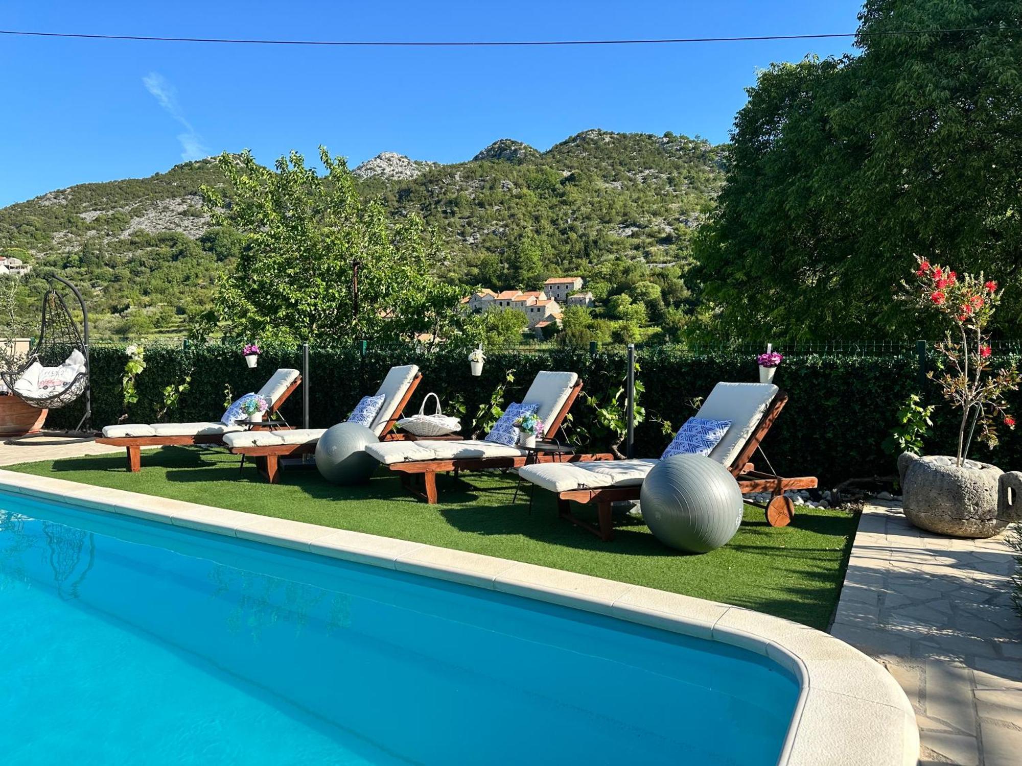 Villa Ivona With Swimming Pool And Jacuzzi Oslje المظهر الخارجي الصورة