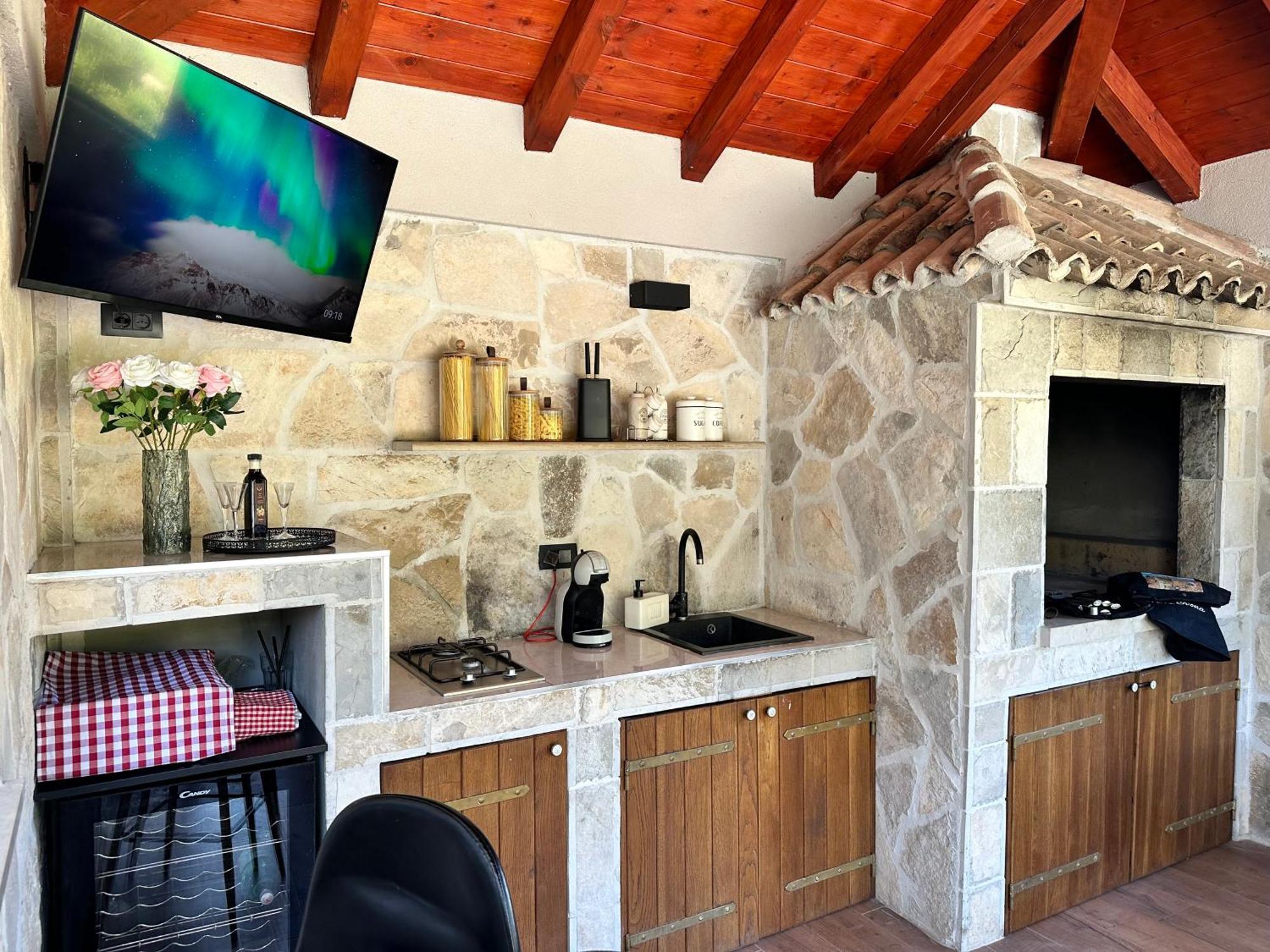 Villa Ivona With Swimming Pool And Jacuzzi Oslje المظهر الخارجي الصورة