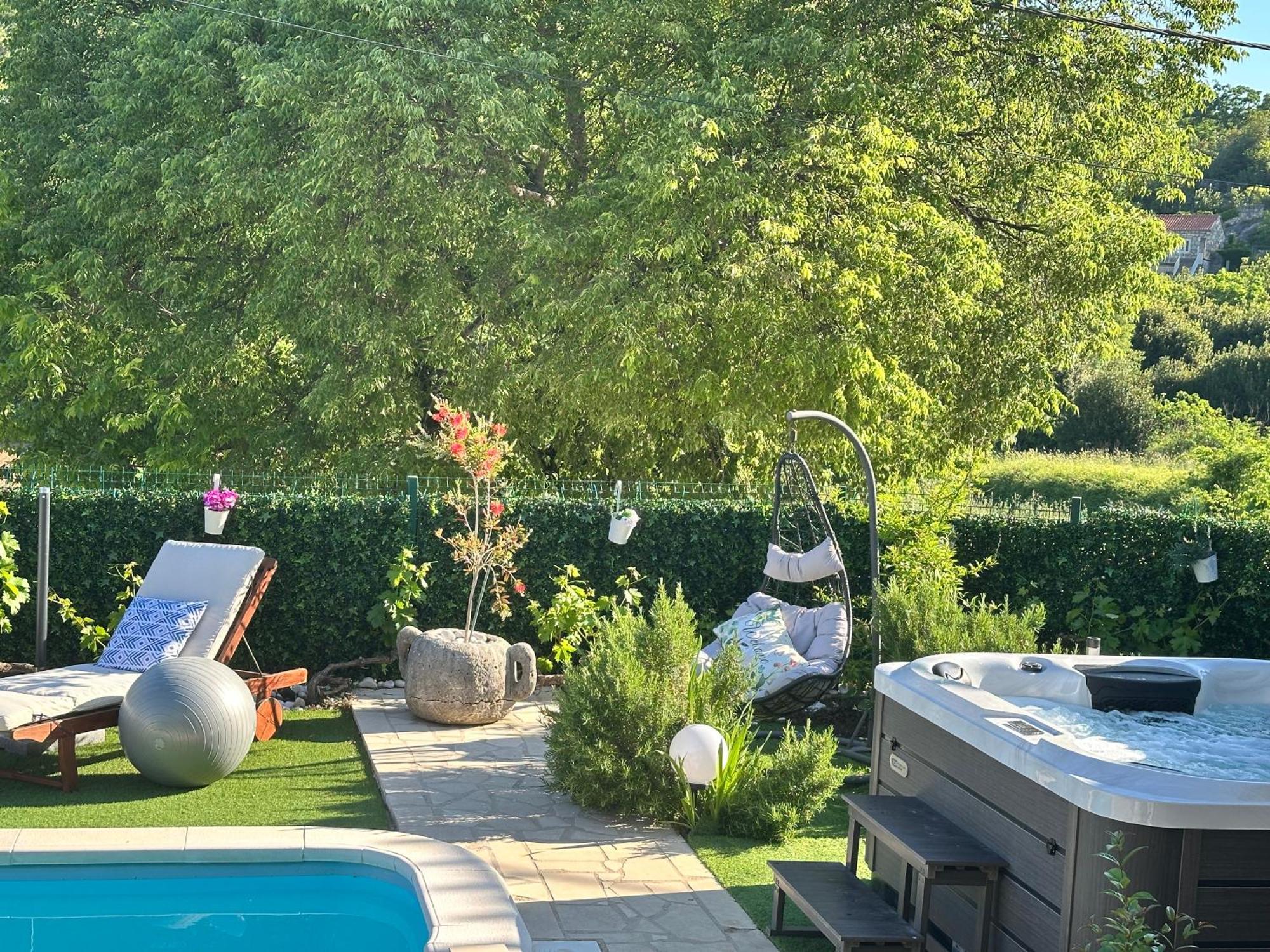Villa Ivona With Swimming Pool And Jacuzzi Oslje المظهر الخارجي الصورة